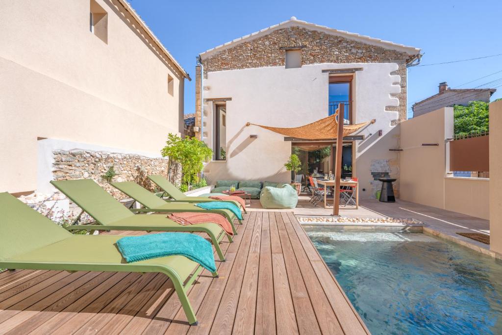 - une piscine avec des chaises longues à côté d'une maison dans l'établissement KM2, à Bédoin