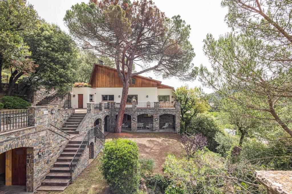 una vista exterior de la casa desde el jardín en Casa Gran, en Sant Quirze Safaja