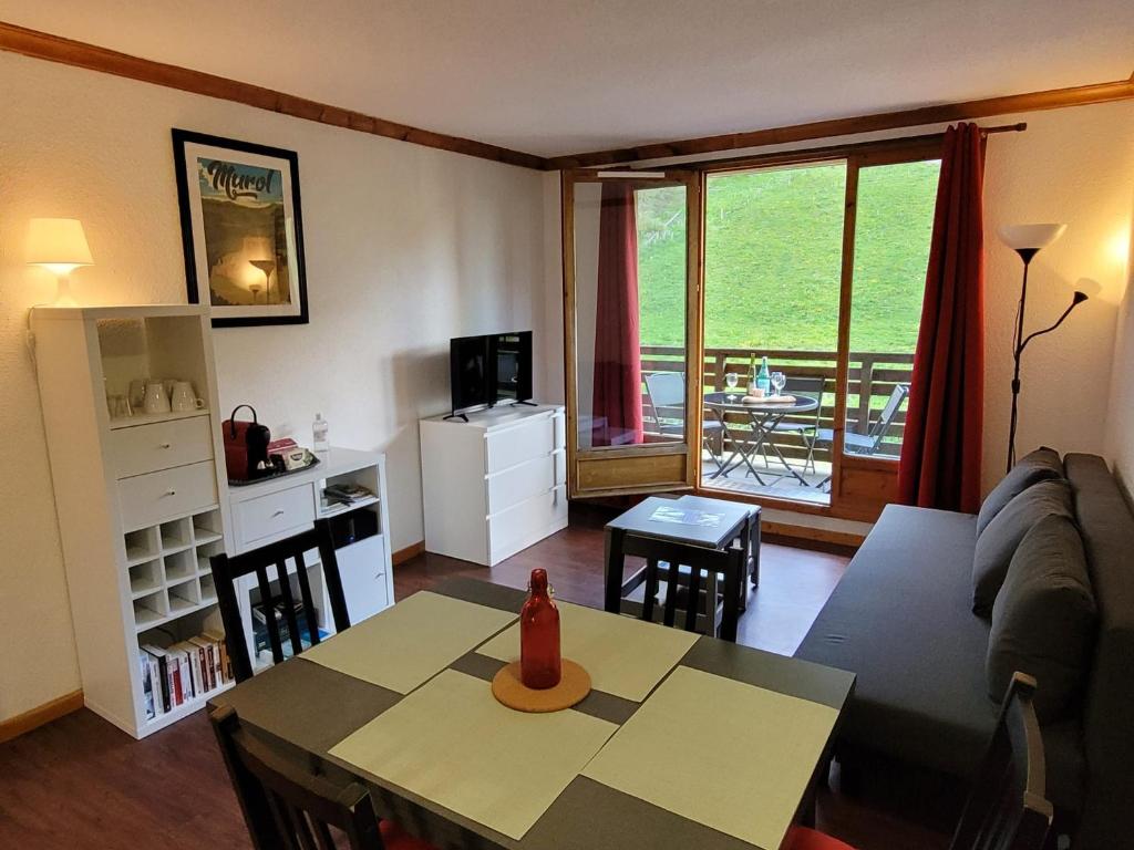 Televízia a/alebo spoločenská miestnosť v ubytovaní Appartement Hauteurs Super Besse - 4 personnes -Piscine & Garage