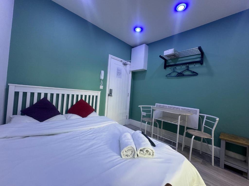 EAST LONDON APARTMENTS SELF check in, آژانس هواپیمایی آسمان سپید