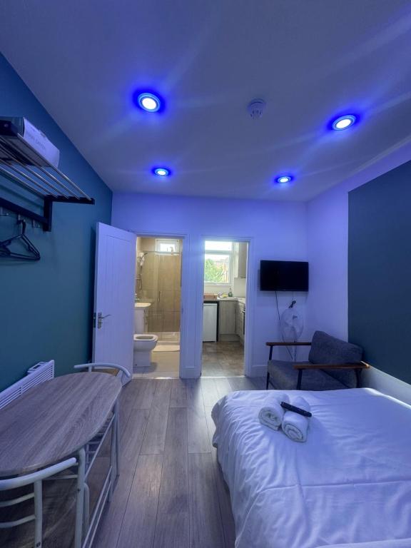 EAST LONDON APARTMENTS SELF check in