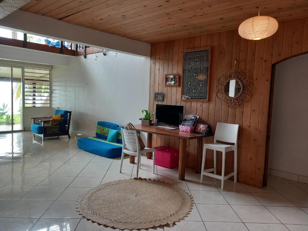 Televiisor ja/või meelelahutuskeskus majutusasutuses B&B chez Maeva, bord de mer privé