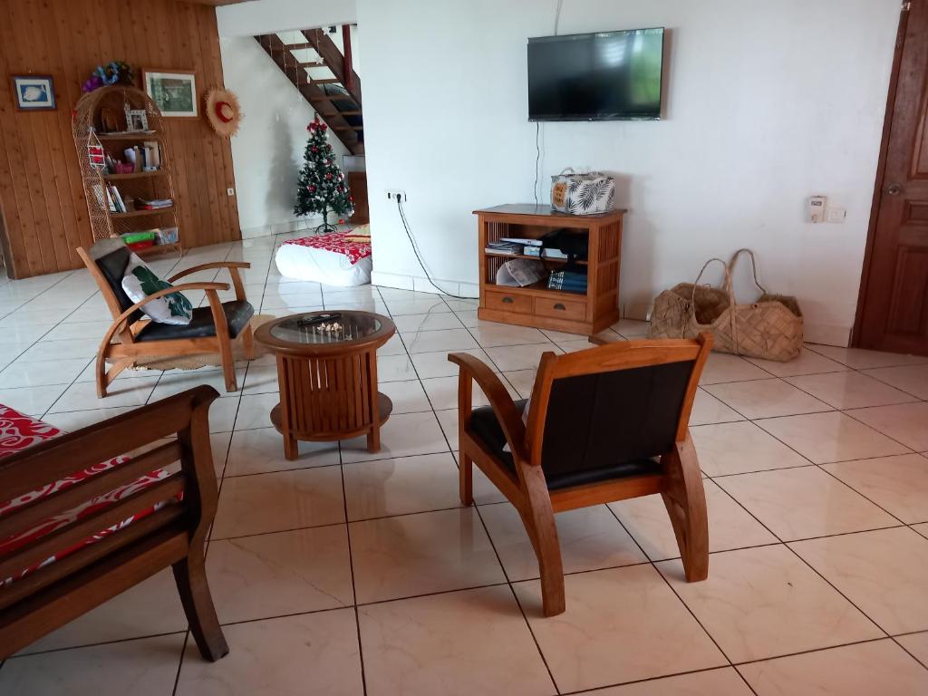 Televiisor ja/või meelelahutuskeskus majutusasutuses B&B chez Maeva, bord de mer privé