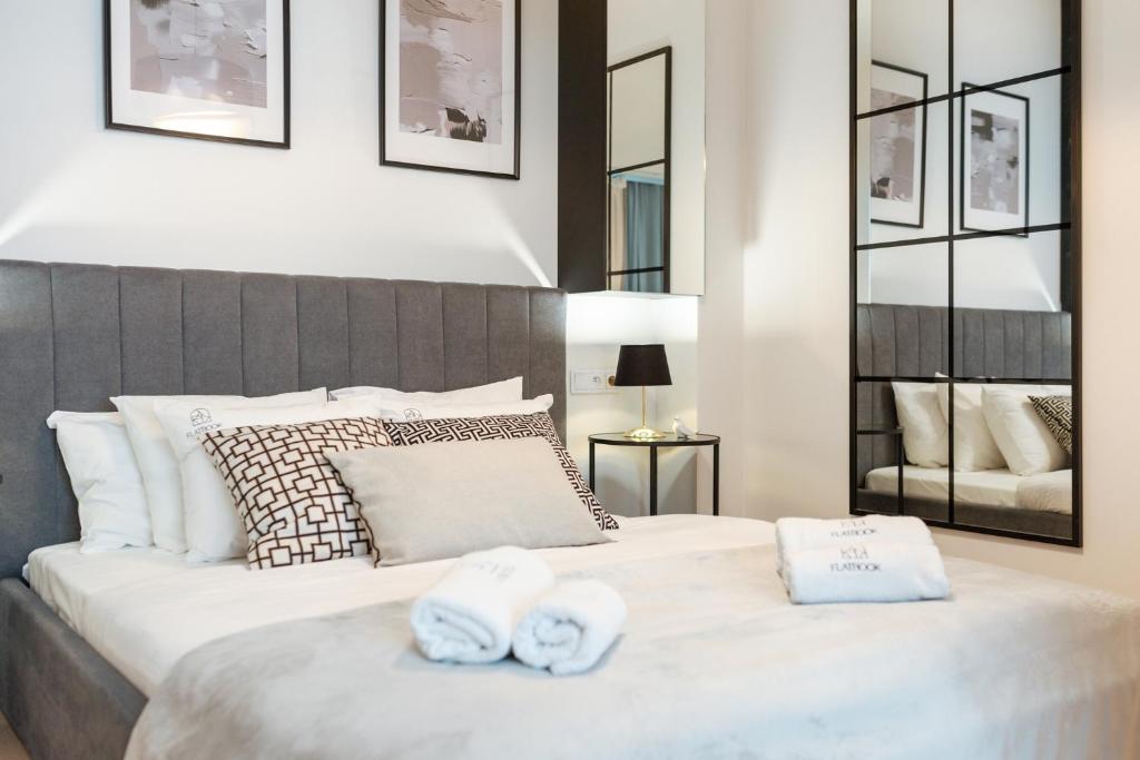 Posteľ alebo postele v izbe v ubytovaní Flatbook - City Center Apartments Granaria I