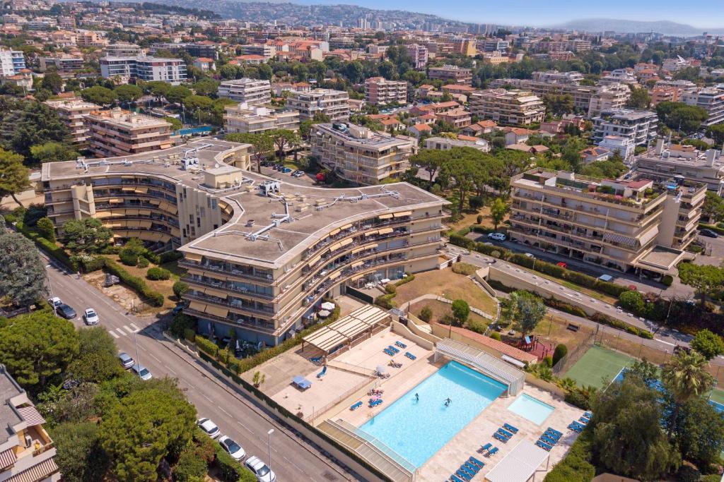 Bazén v ubytování Résidence Héliotel Marine nebo v jeho okolí