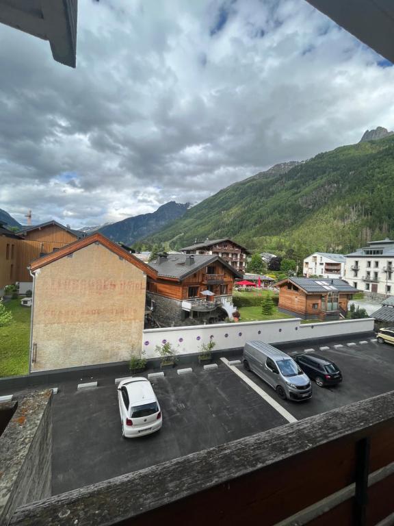 - une vue sur un parking avec des voitures dans l'établissement Aiguille 2, à Chamonix-Mont-Blanc