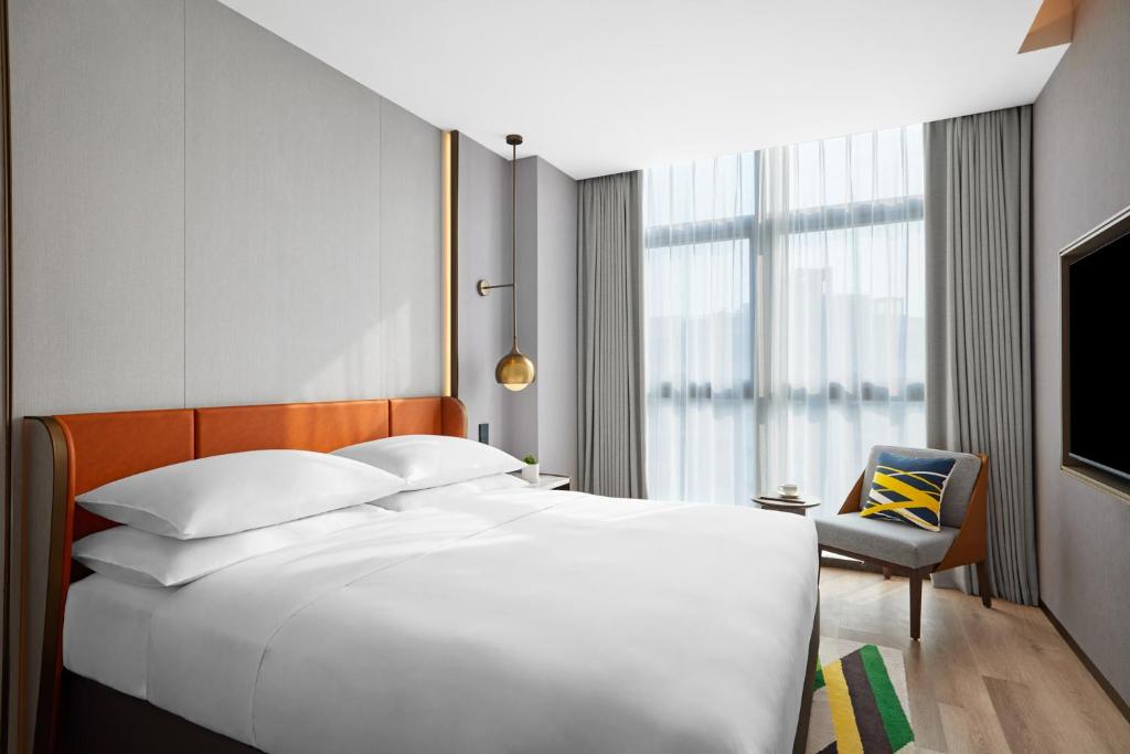 Postel nebo postele na pokoji v ubytování Home2 Suite by Hilton Shenzhen Bao'an