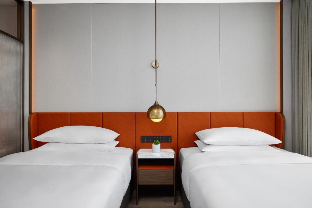 Postel nebo postele na pokoji v ubytování Home2 Suite by Hilton Shenzhen Bao'an