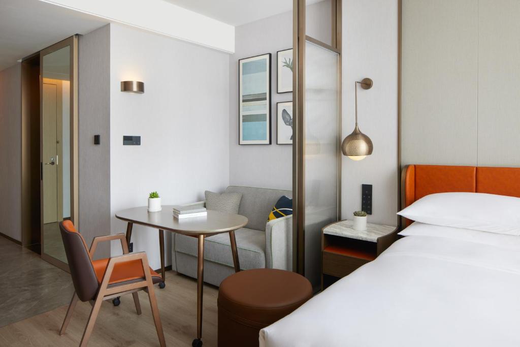 Postel nebo postele na pokoji v ubytování Home2 Suite by Hilton Shenzhen Bao'an