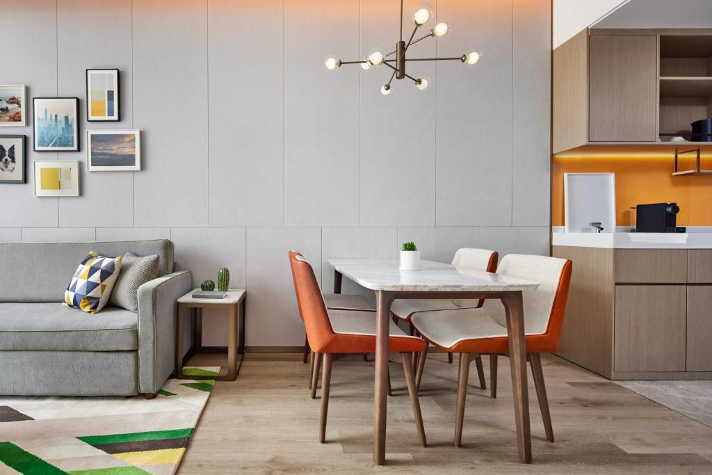 Posezení v ubytování Home2 Suite by Hilton Shenzhen Bao'an