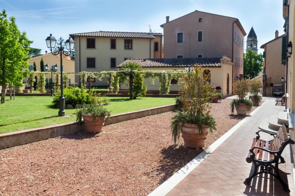 a courtyard with benches and plants in a building at Villa Borri in Casciana Terme