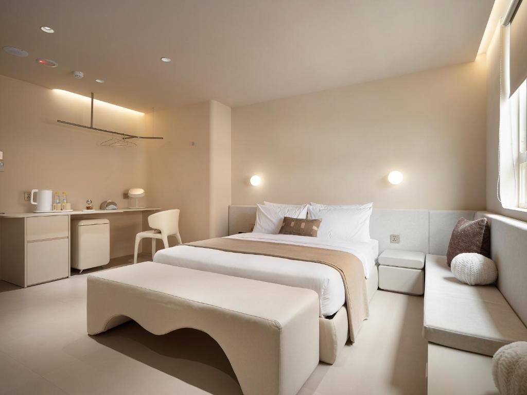 Postel nebo postele na pokoji v ubytování Lore Hotel