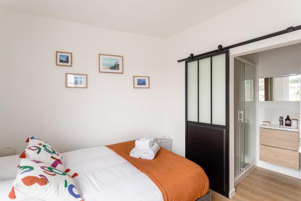 Postel nebo postele na pokoji v ubytování Le Clos Émeraude - Appt de 30 m² à Dinard