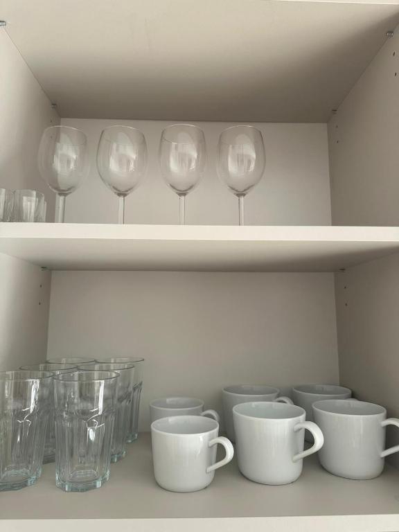 Příslušenství pro přípravu čaje a kávy v ubytování Apartamenty Joy Me Łukęcin