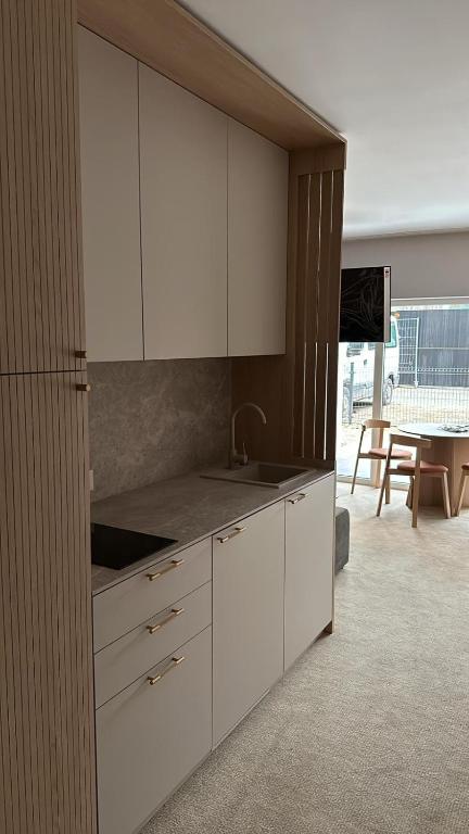 Kuchyň nebo kuchyňský kout v ubytování Apartamenty Joy Me Łukęcin