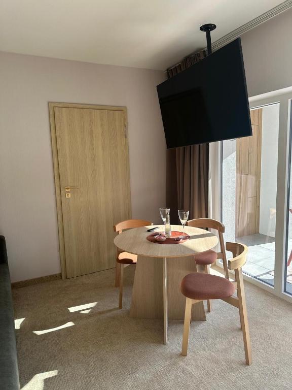 TV a/nebo společenská místnost v ubytování Apartamenty Joy Me Łukęcin
