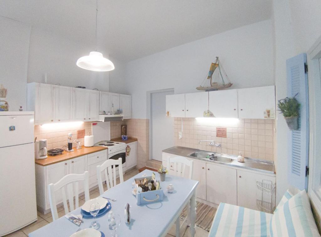 A kitchen or kitchenette at Shades of Blue
