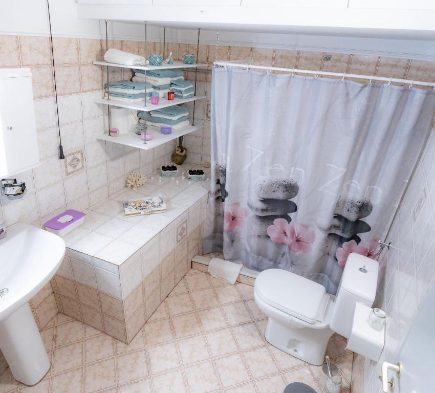 A bathroom at Shades of Blue