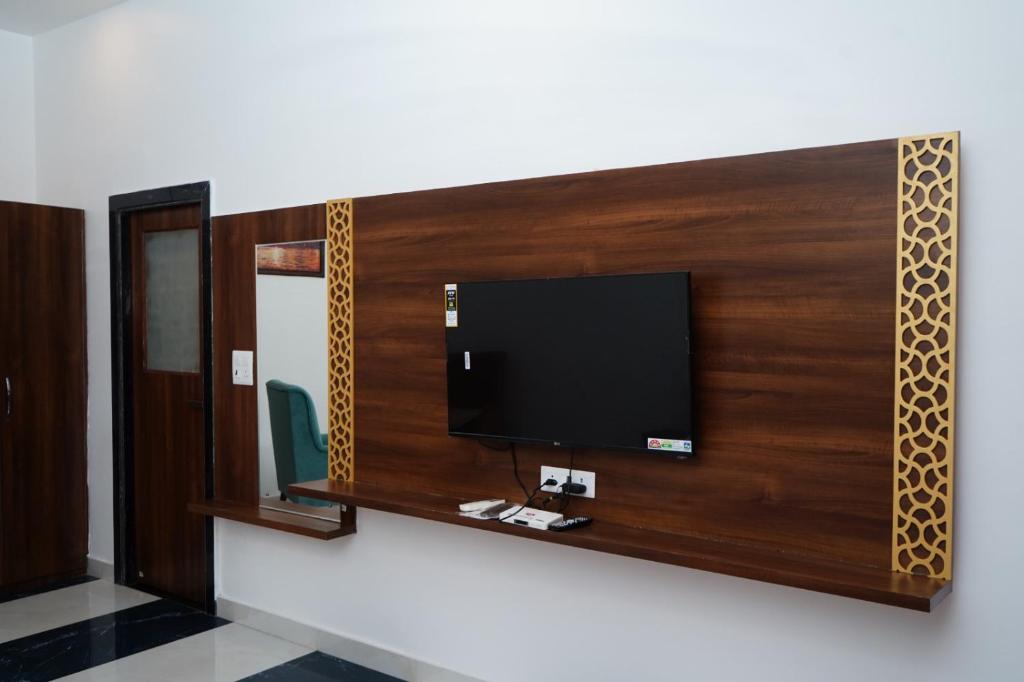 TV a/nebo společenská místnost v ubytování The Veda Greens Resort