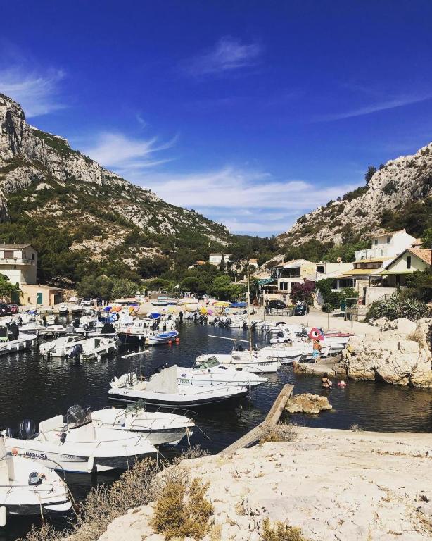 un groupe de bateaux est amarré dans un port dans l'établissement Typique cabanon familial, à Marseille