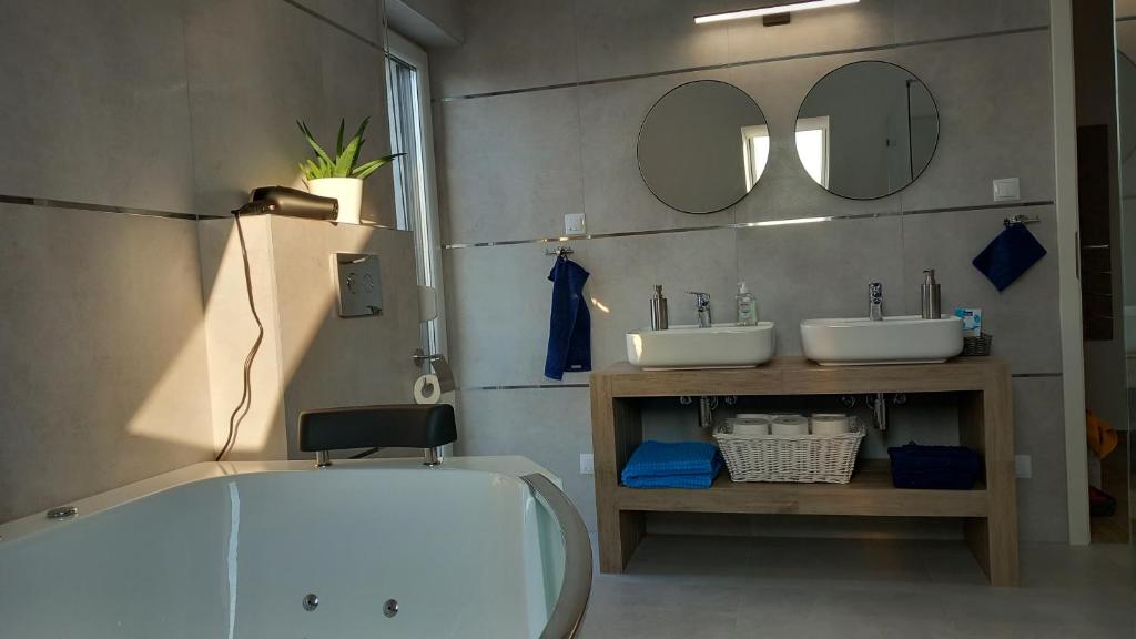 Koupelna v ubytování Villa Koprowo - mit direktem Seezugang, Sauna & Whirlpool