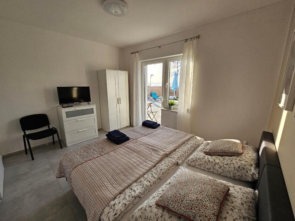 Postel nebo postele na pokoji v ubytování Villa Koprowo - mit direktem Seezugang, Sauna & Whirlpool