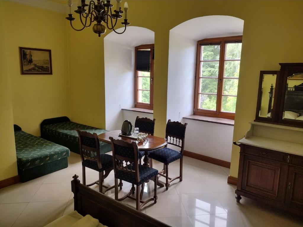 Pałac Książęcy we Wleniu - Habitación Cuádruple Con Baño Privado