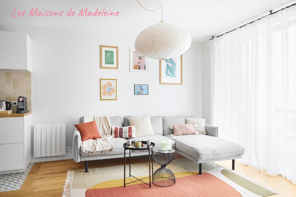 un salon avec un canapé et une table dans l'établissement Nouveau - Harmonia, à Nantes