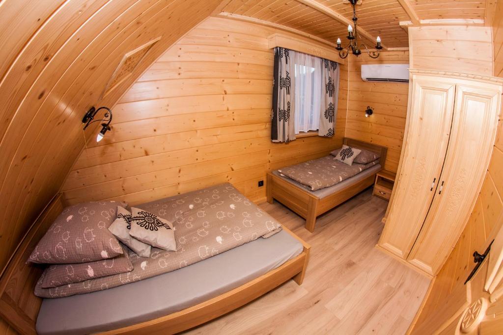Postel nebo postele na pokoji v ubytování Chatka Pod Laskiem - Domki w górach