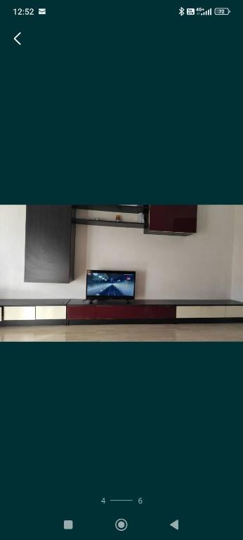 einen TV auf einem Regal in der Unterkunft Apartment Neversea 2 in Constanţa