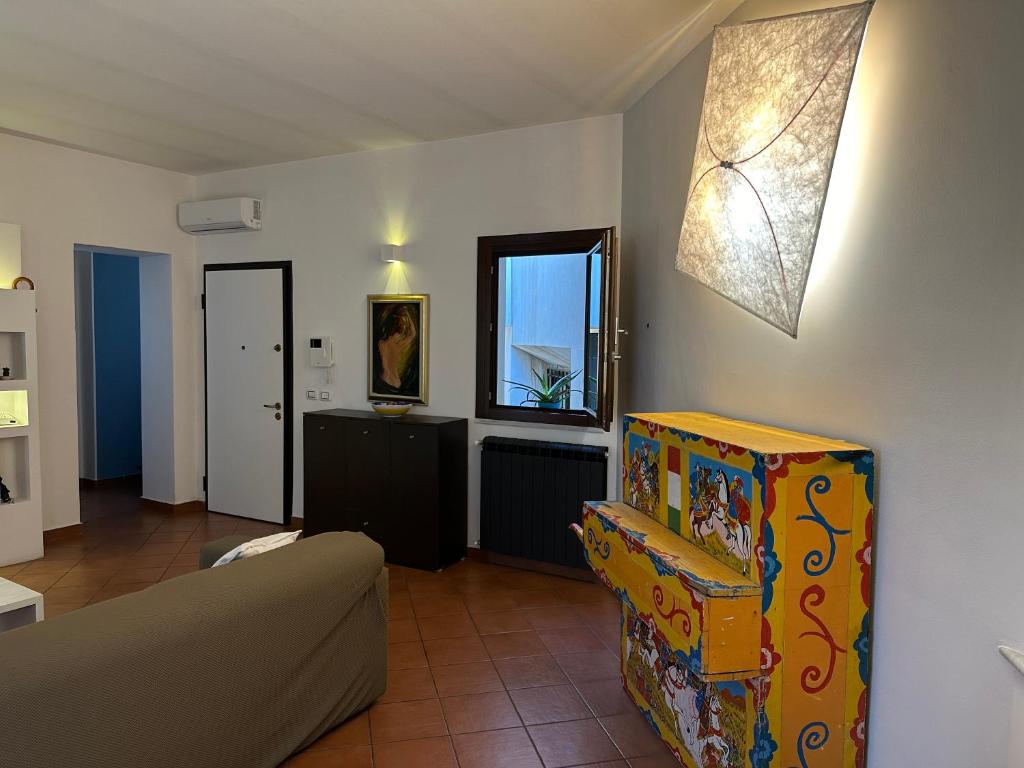 ein Wohnzimmer mit einer Couch und einem Fenster in der Unterkunft Terrazza Rosa Bianca in Palermo