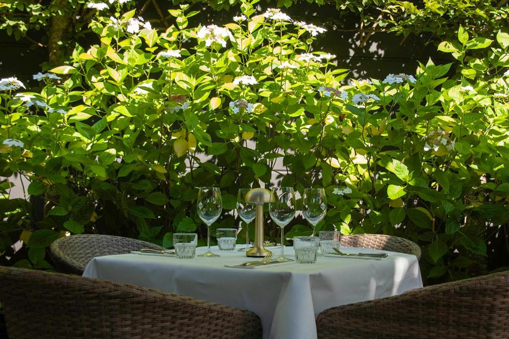 een tafel met wijnglazen erop bij Boutique Hotel Mauritz, a member of QL Hotels in Willemstad