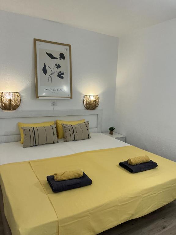 Postel nebo postele na pokoji v ubytování Casa4You 110 - With heated pool, city and partial sea views