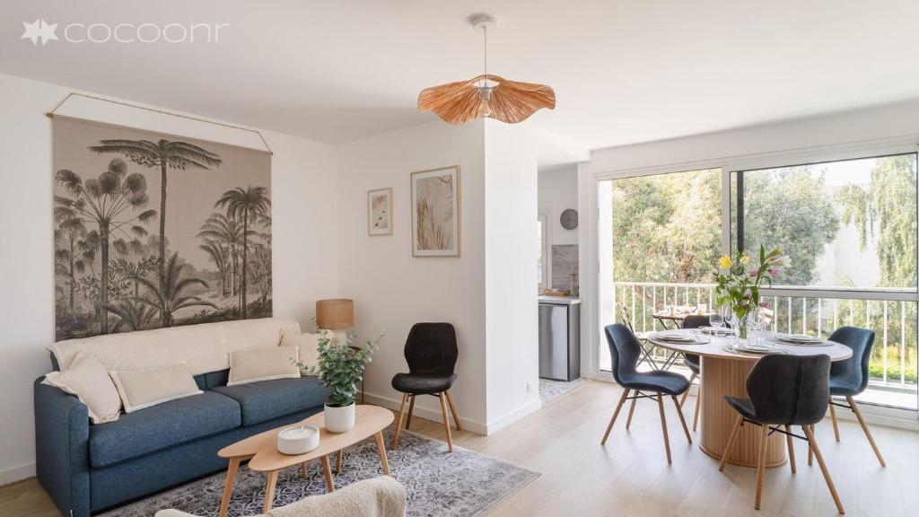 ein Wohnzimmer mit Couch und Tisch in der Unterkunft Le Vauban - A 15min à pied de la plage in Dinard