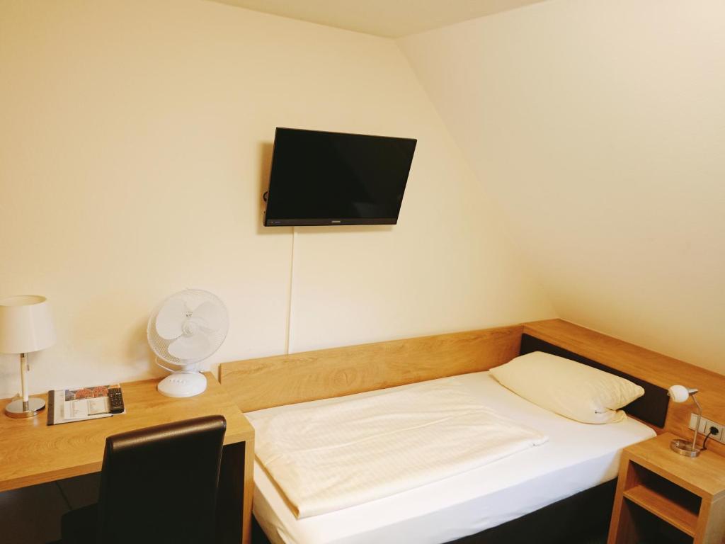 Postel nebo postele na pokoji v ubytování Hotel Gasthof Zum Löwen