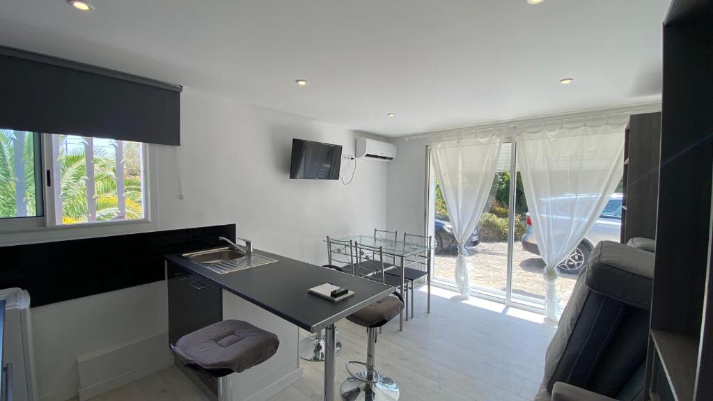 une cuisine avec un comptoir, une table et des chaises dans l'établissement NEMO Sanary, à Sanary-sur-Mer