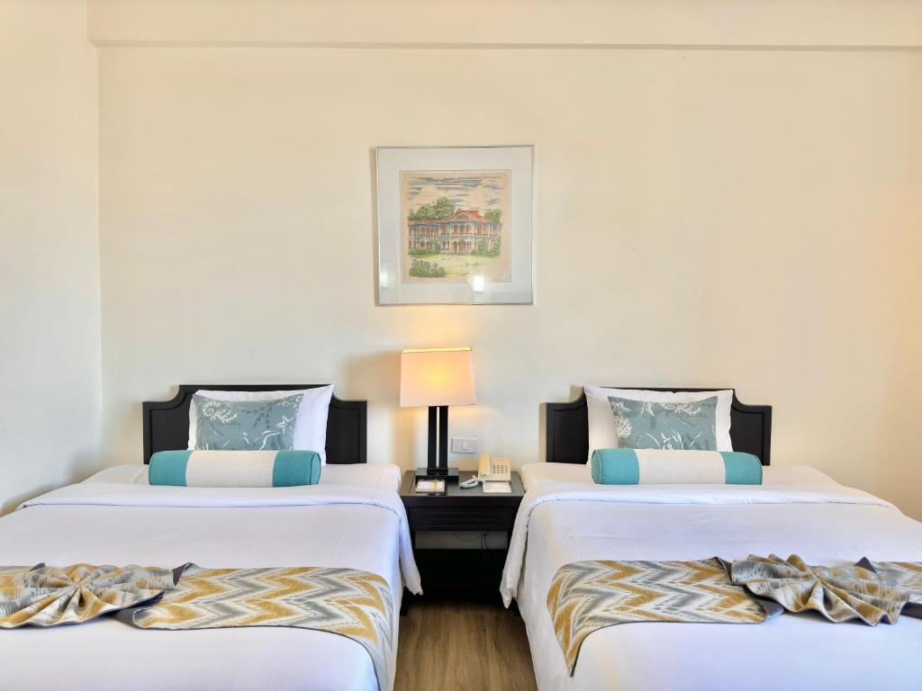Uma cama ou camas num quarto em Phuket Merlin Hotel