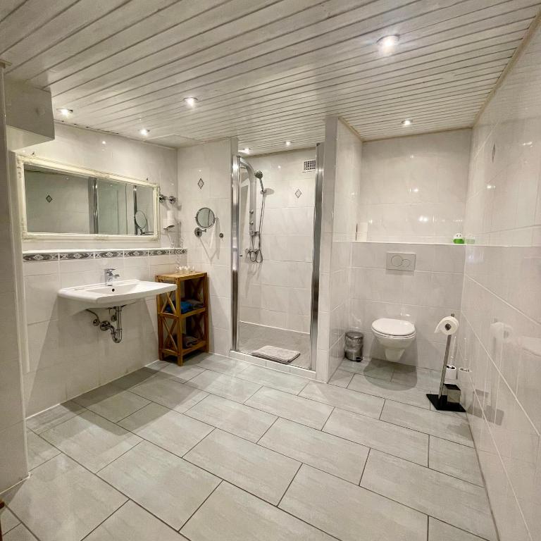 Koupelna v ubytování Hotel Gasthof Inselgraben garni