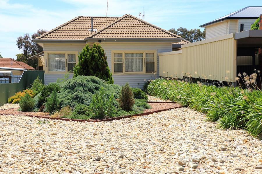 une maison avec un jardin en face dans l'établissement Curnows, à Bendigo