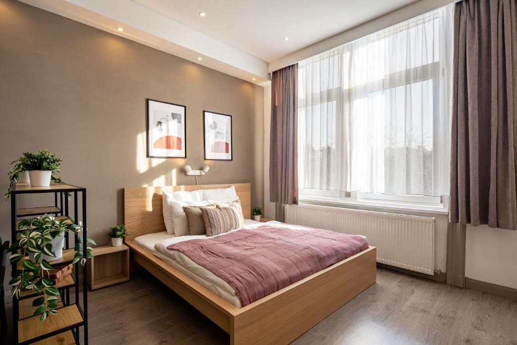 Sunny central three bedroom apartment 1077 Budapest, Almássy tér 17 kép - 1