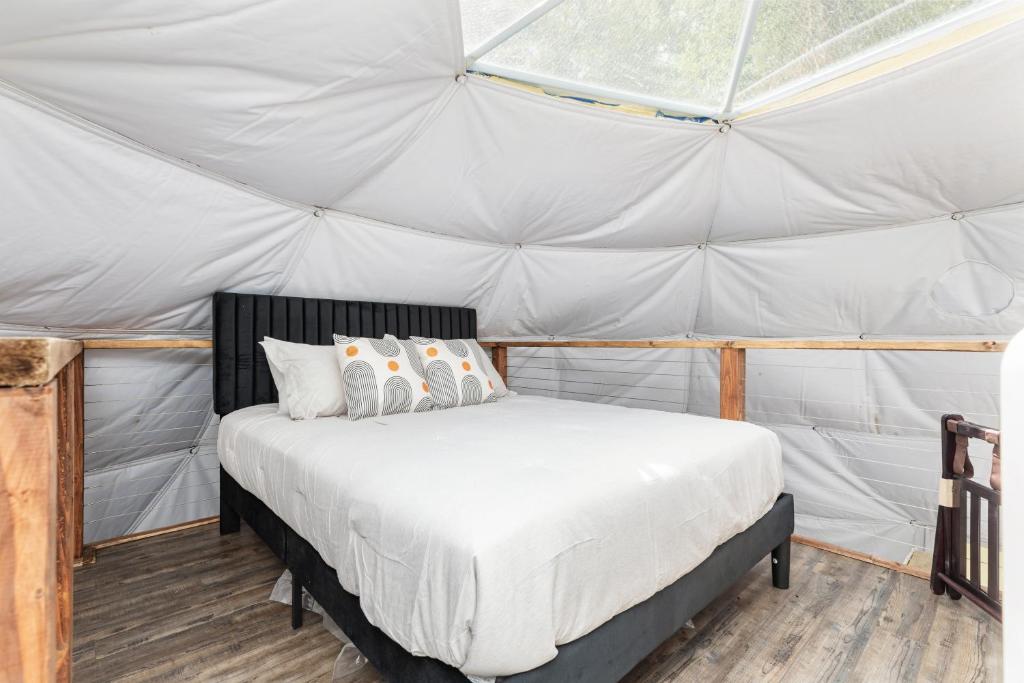 Zen Dome - Romantic Retreat, Wifi & AC, Hot Tub, National Park 8 Min photo