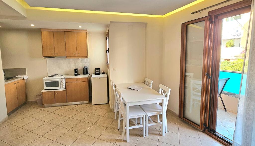 Kuchyň nebo kuchyňský kout v ubytování Minos Boutique Hotel