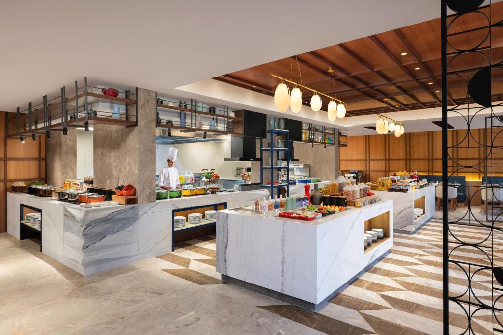 Kuchyň nebo kuchyňský kout v ubytování Courtyard by Marriott Goa Colva