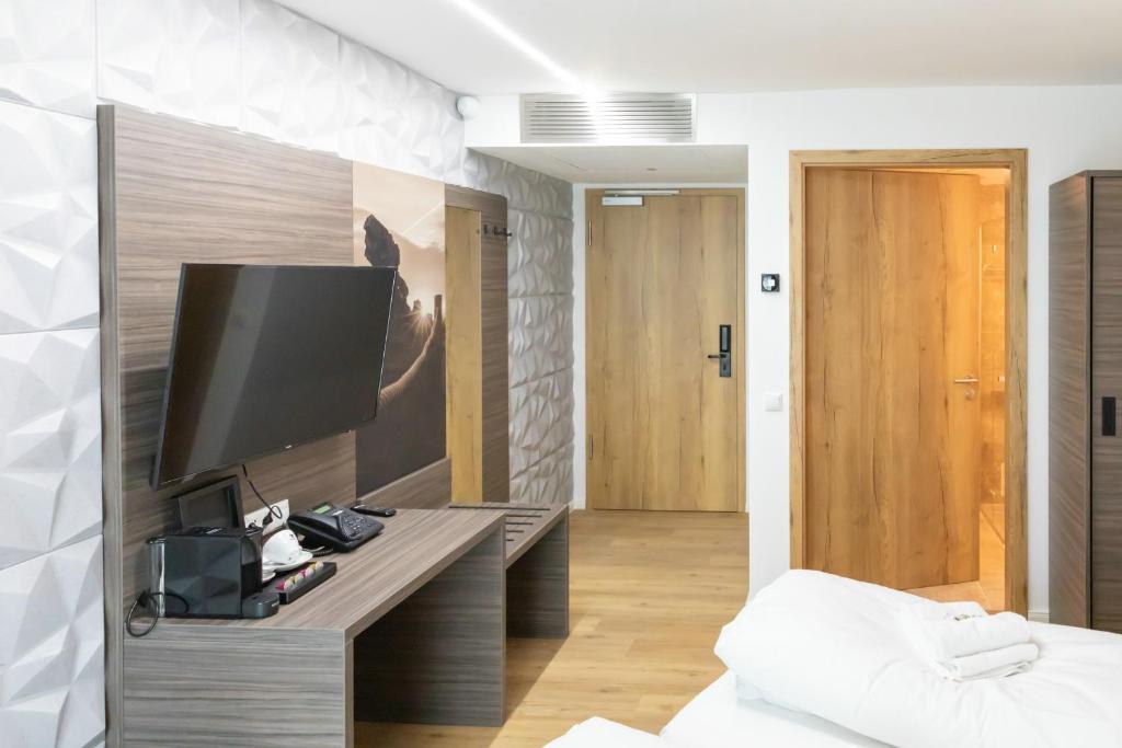TV a/nebo společenská místnost v ubytování Central Hotel & Lounge Adult Only