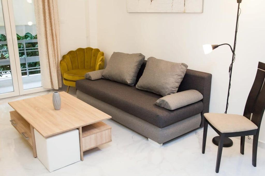 Posezení v ubytování Amazing Apartment next to Koridallos Metro Station