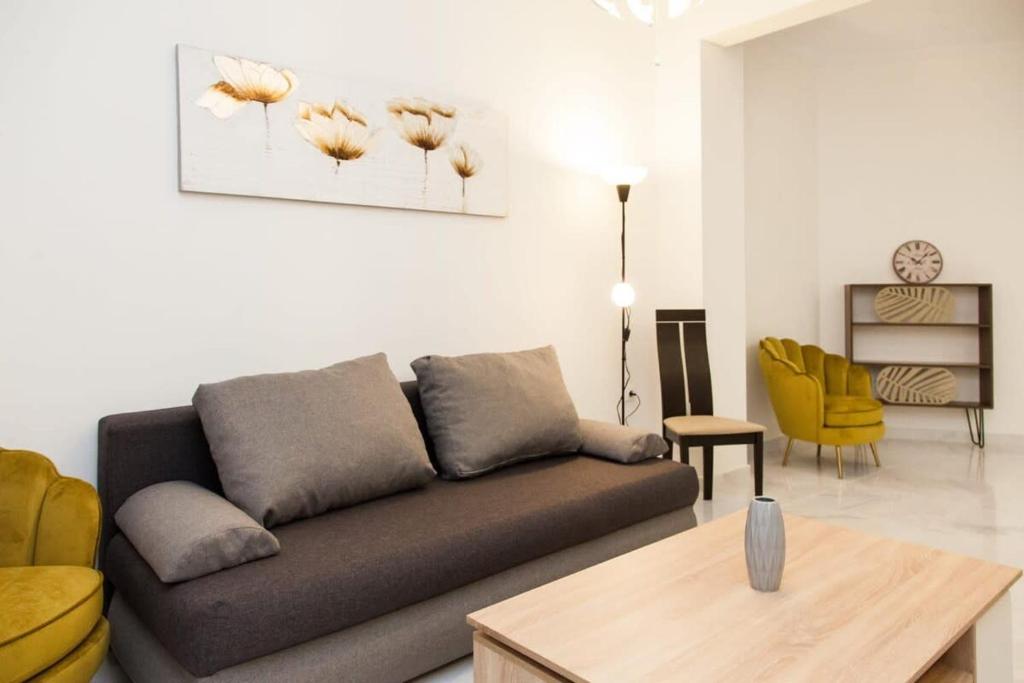 Posezení v ubytování Amazing Apartment next to Koridallos Metro Station