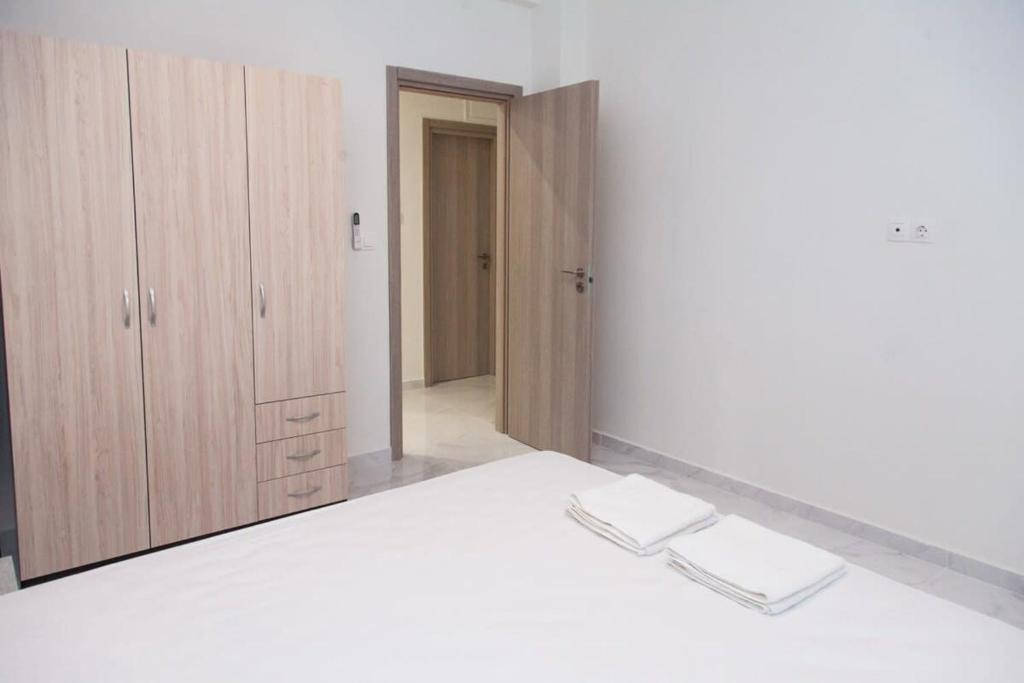 Postel nebo postele na pokoji v ubytování Amazing Apartment next to Koridallos Metro Station