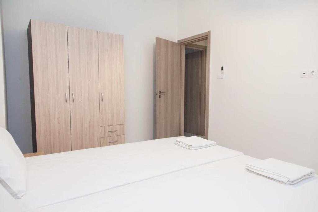 Postel nebo postele na pokoji v ubytování Amazing Apartment next to Koridallos Metro Station