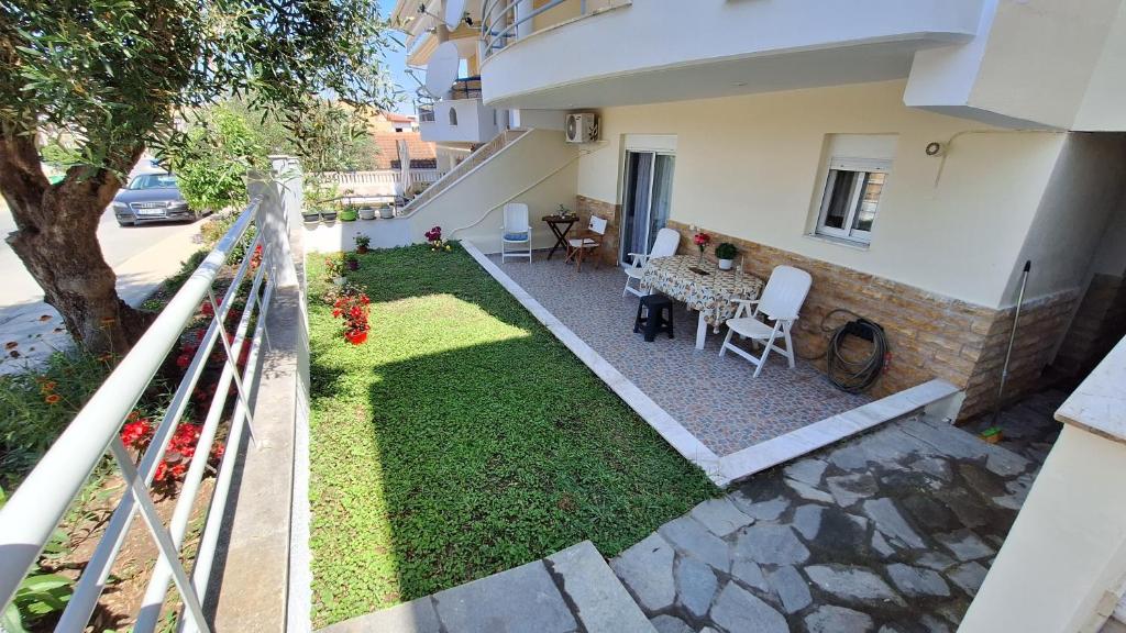 an aerial view of a backyard with a table and chairs at LY apartment in Kallithea Halkidikis