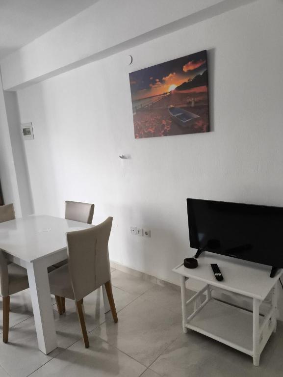 Televízia a/alebo spoločenská miestnosť v ubytovaní Anna'S Rooms